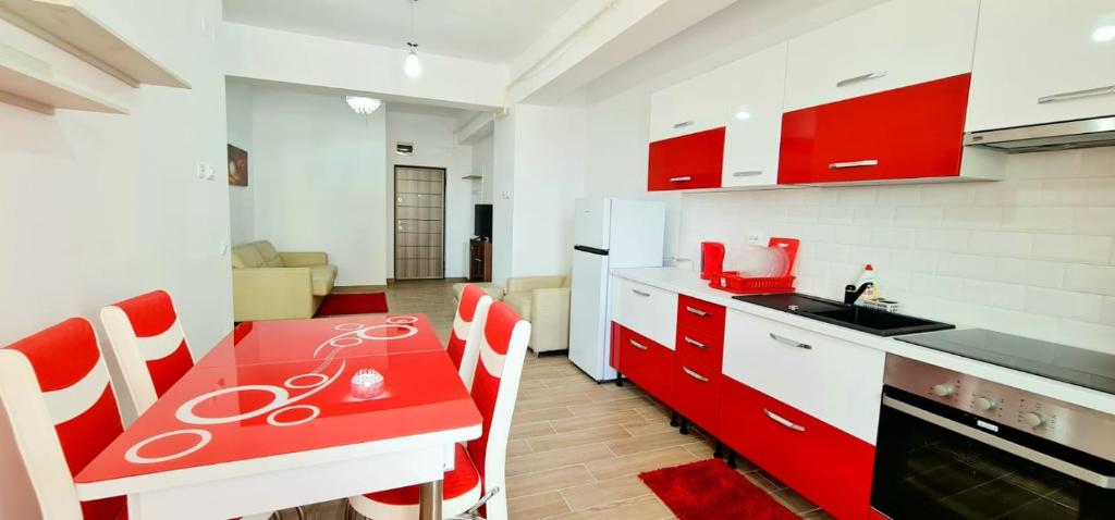 Кухня або міні-кухня у Red Accommodation near Palas Mall