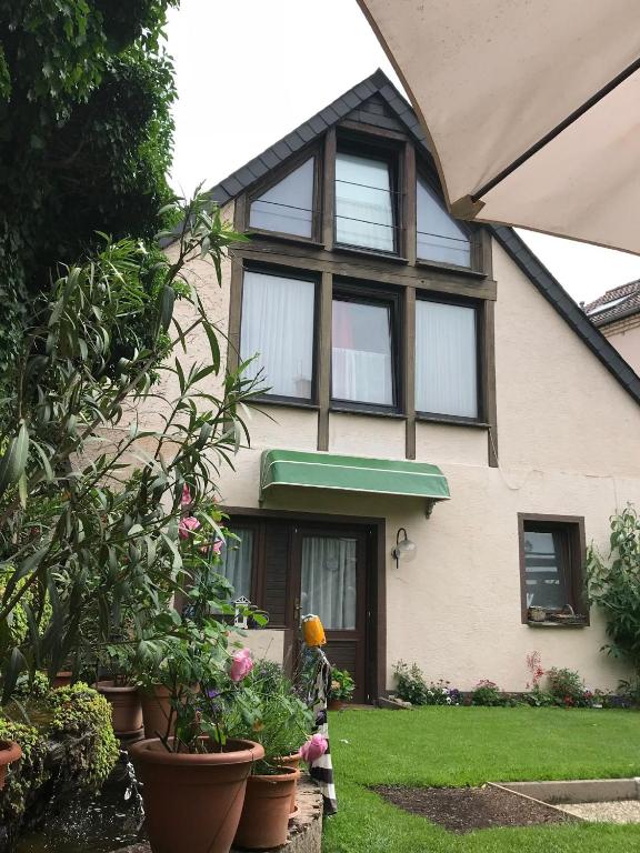 a person sitting in front of a house at Gemütliches Ferienhaus Mainz in Mainz