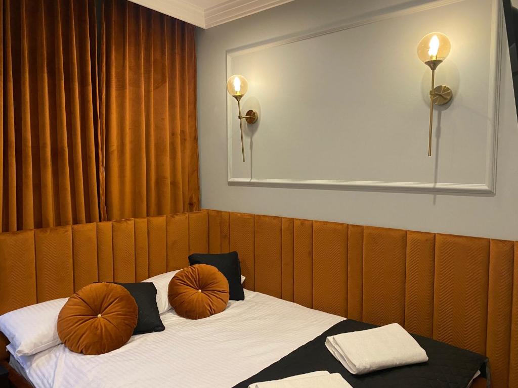 Posteľ alebo postele v izbe v ubytovaní Family & Business Sauna Apartments No 11 Leśny nad Zalewem Cedzyna Unikat - 3 Bedroom with Private Sauna, Bath with Hydromassage, Terrace, Garage, Catering Options