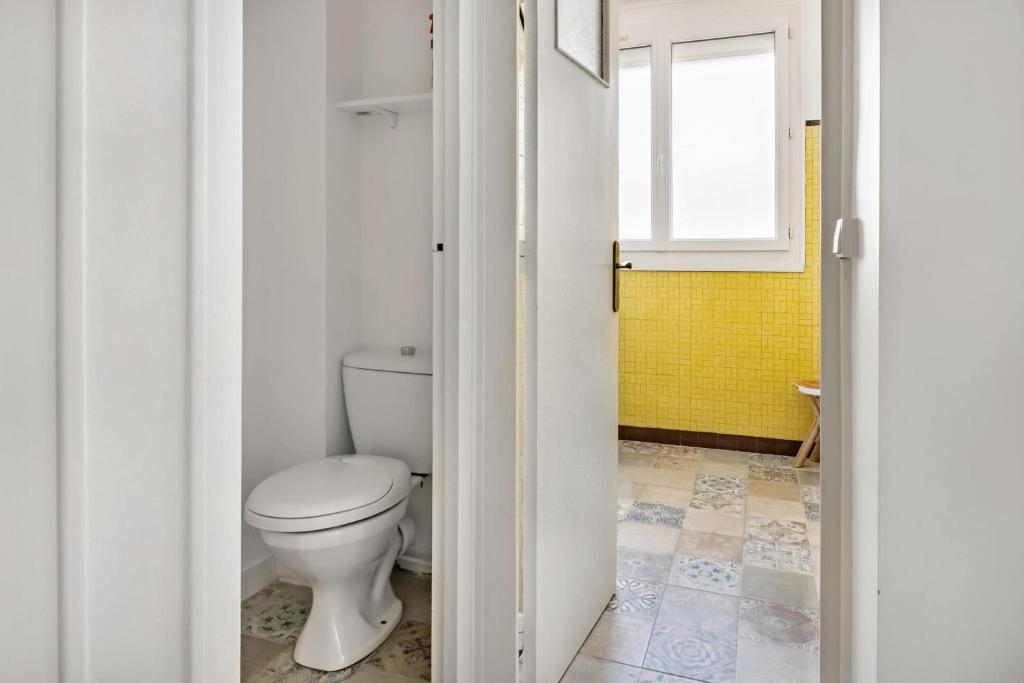 Um banheiro em Bel appartement avec garage sur l&#39;&icirc;le de Nantes