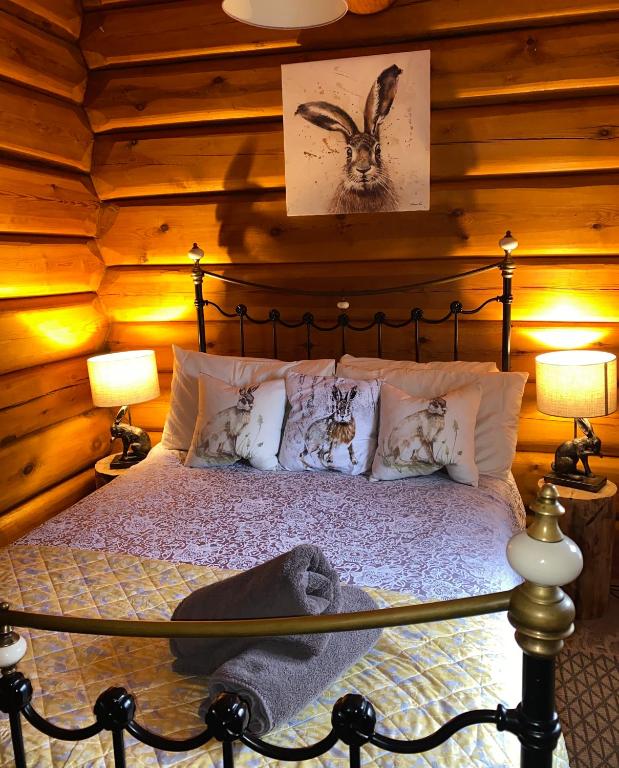 Postel nebo postele na pokoji v ubytování Log home village