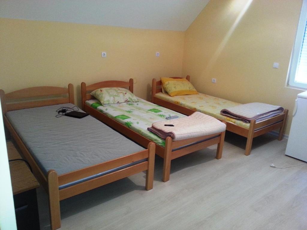 Habitación con 2 literas en una habitación en Guest house Guča, en Guča