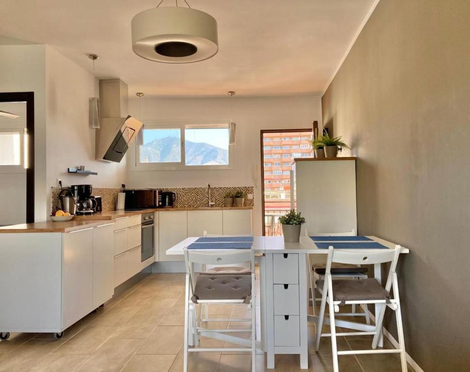 Fotografia z galérie ubytovania Top floor apartment with two balconies v destinácii Fuengirola