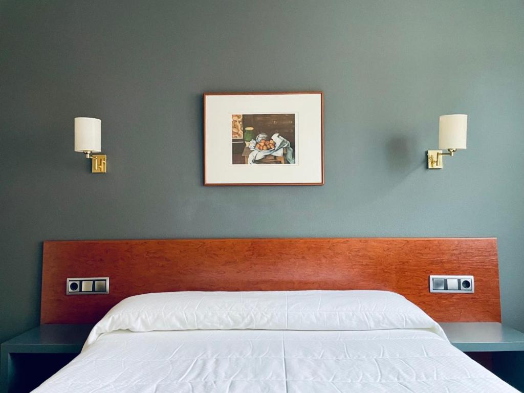 Postel nebo postele na pokoji v ubytování Hotel Yerri
