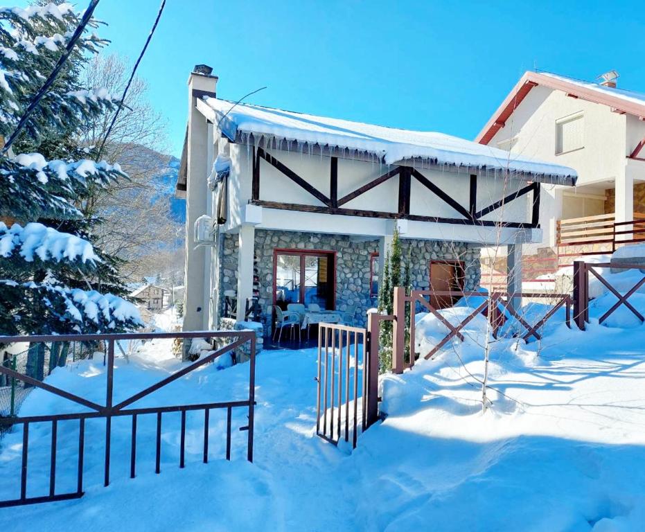 uma casa na neve com uma cerca em Chalet Mila em Mavrovo