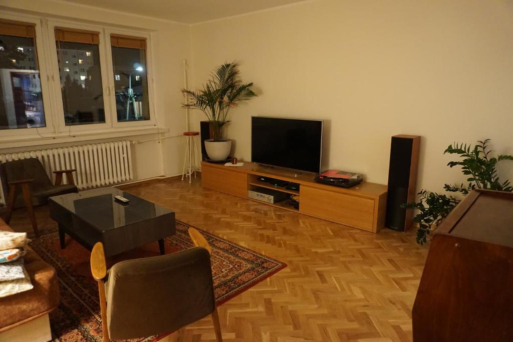 Televízia a/alebo spoločenská miestnosť v ubytovaní Kwatera Kapitańska