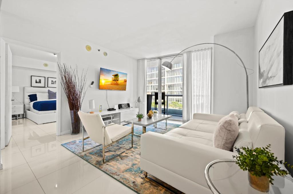 una sala de estar blanca con un sofá blanco y sillas en Luxury 1 BR Condo W Icon Brickell-Waterviews, en Miami