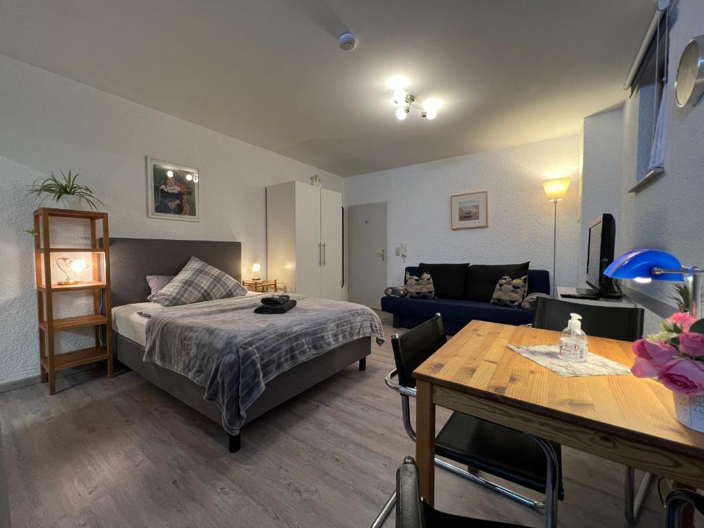 1 dormitorio con cama, sofá y mesa en Einzigartiges Apartment in toller Altstadt by Rabe - free Netflix & Coffee-Bar en Karlsruhe