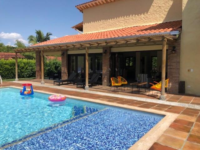 a house with a swimming pool with a house at Fincas Panaca Jagüey 18 in Quimbaya