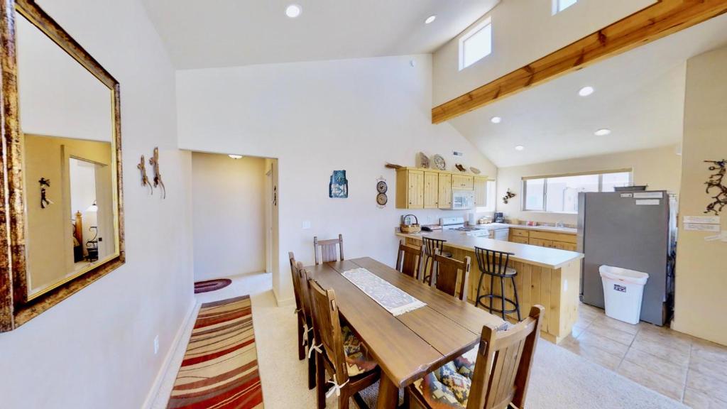 una cucina con tavolo in legno e frigorifero di Krystal Kiva #K4 a Moab