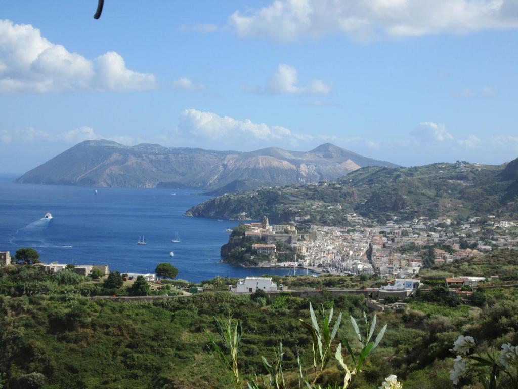 uitzicht op een stad en een waterlichaam bij Pomelia in Lipari