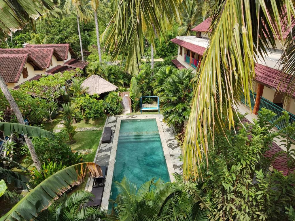 an overhead view of a swimming pool in a resort at Botchan Hostel in Kuta Lombok