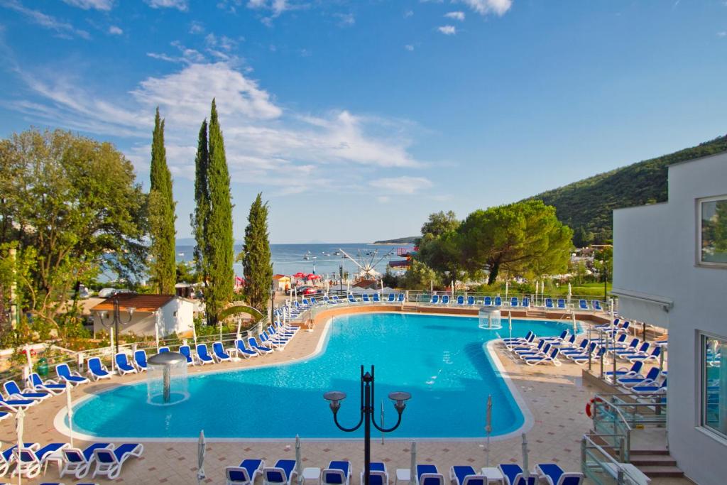 Bazén v ubytování MASLINICA Mimosa Lido Palace Hotel nebo v jeho okolí