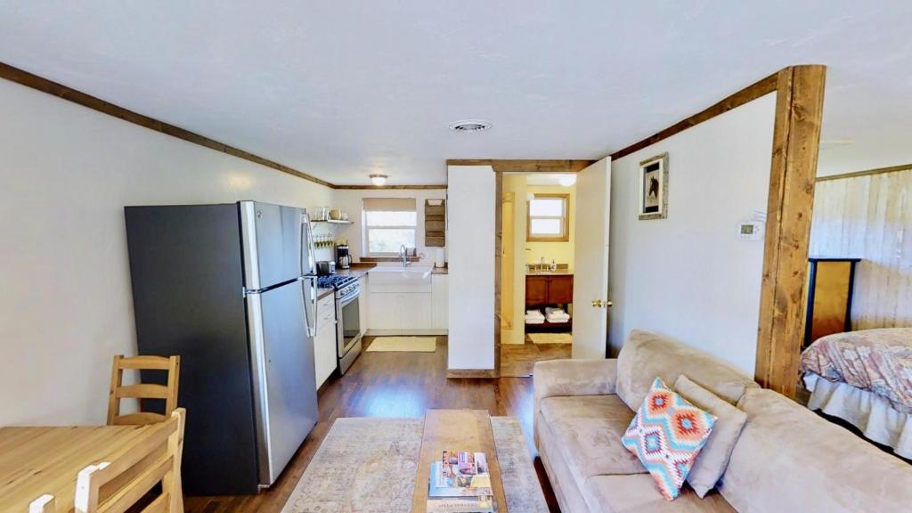 - un salon avec un canapé et un réfrigérateur dans l'établissement Pack Creek ~ Creekside West, à Moab
