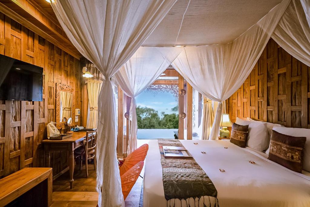 Ein Bett oder Betten in einem Zimmer der Unterkunft Santhiya Koh Phangan Resort and Spa