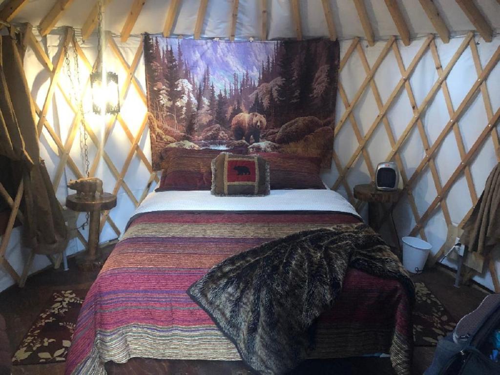 Nauti Otter Inn and Yurt Village - Gruta Queen Yurt-Grizzly Con Baño Compartido