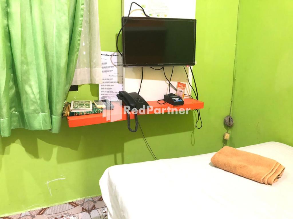 TV a/nebo společenská místnost v ubytování Seungit Syariah Inn Tebet Mitra RedDoorz