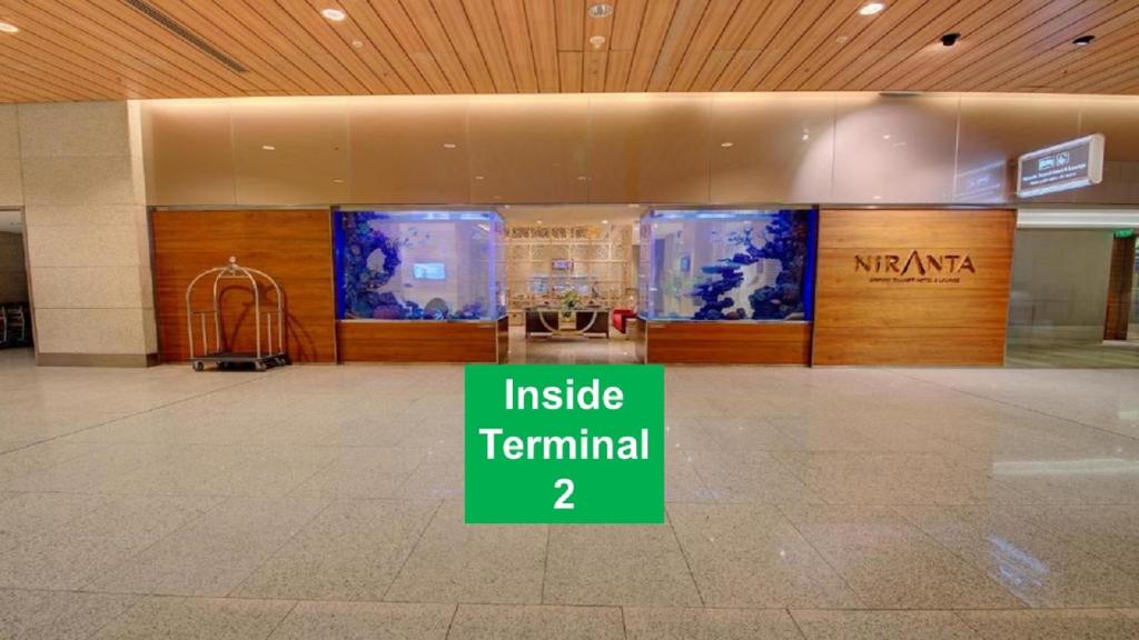 un hall vide avec un panneau terminal intérieur dans un bâtiment dans l'établissement Niranta Transit Hotel Terminal 2 Arrivals/Landside, à Mumbai