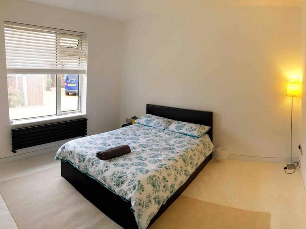 een slaapkamer met een bed en een raam bij Double Bedroom, Kings Lynn, New Renovated Bathroom in Kings Lynn