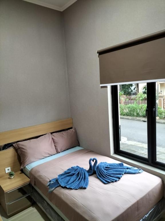 Postel nebo postele na pokoji v ubytování Cozy Residence Tomang