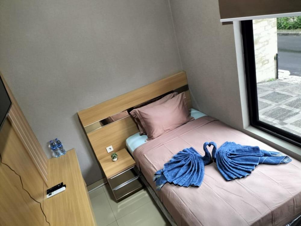Postel nebo postele na pokoji v ubytování Cozy Residence Tomang