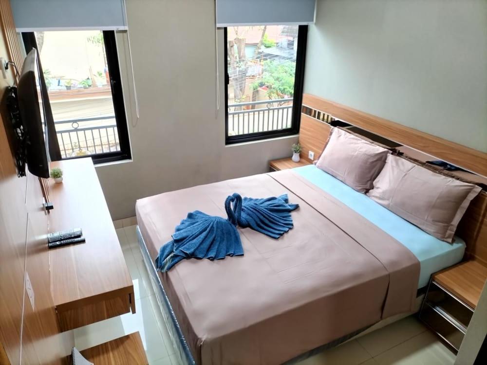 Postel nebo postele na pokoji v ubytování Cozy Residence Tomang