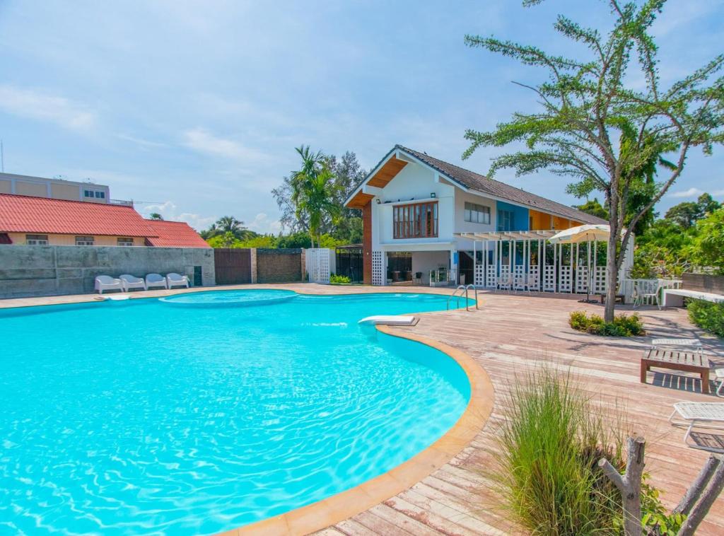 Bazén v ubytování Bangsaphan Resort nebo v jeho okolí