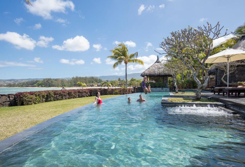 Bazén v ubytování Shanti Maurice Resort & Spa nebo v jeho okolí