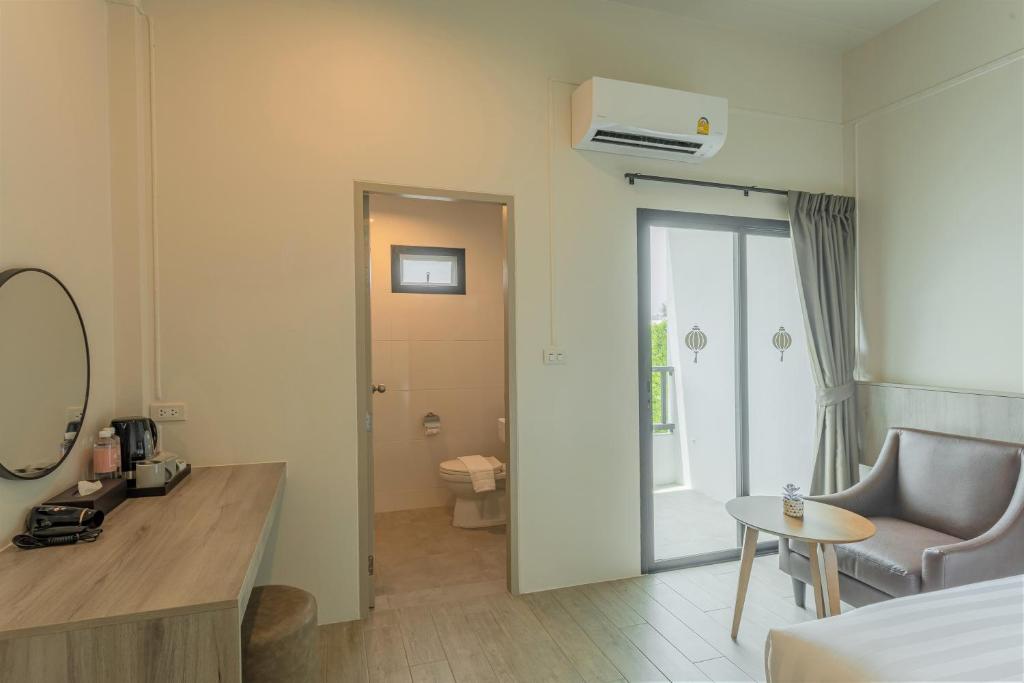 TV a/nebo společenská místnost v ubytování Ang Pao Hotel Phuket