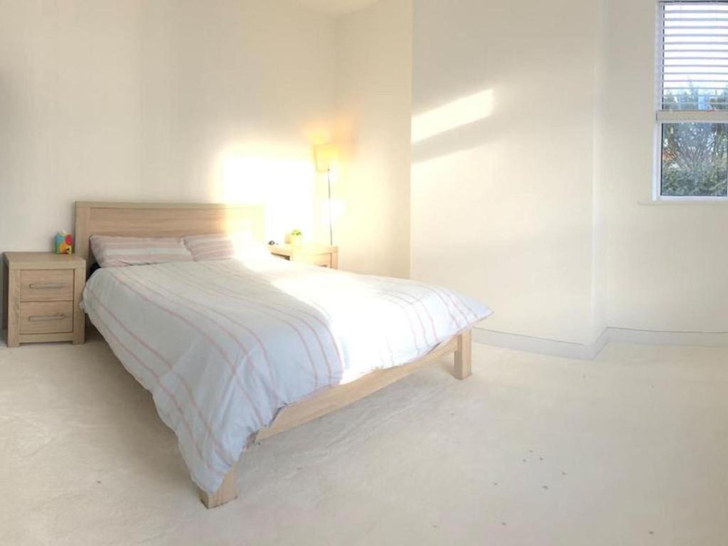 biała sypialnia z dużym łóżkiem i oknem w obiekcie Kings Lynn Double Bedroom 1 New Renovated Bathroom w mieście King's Lynn