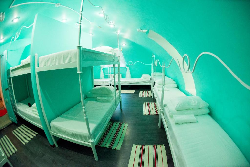 เตียงสองชั้นในห้องที่ Gorod Patriarshie Hostel