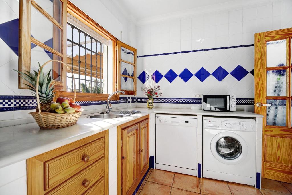 A kitchen or kitchenette at Caracola Apartment