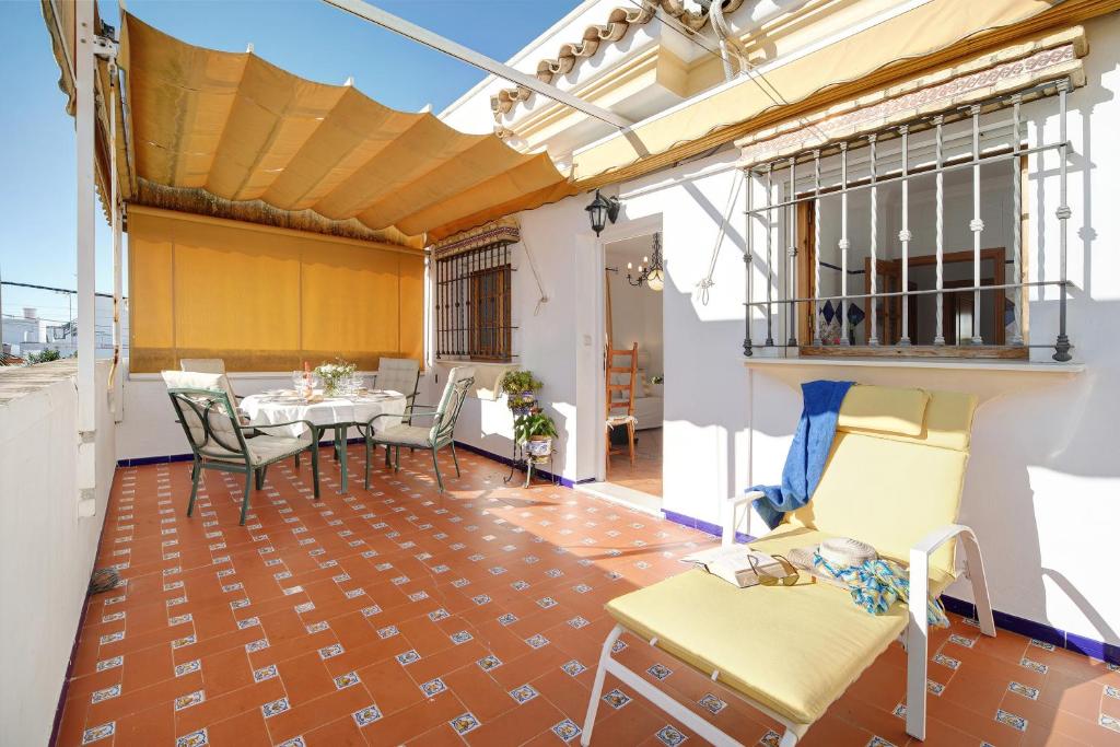 A seating area at Caracola Apartment