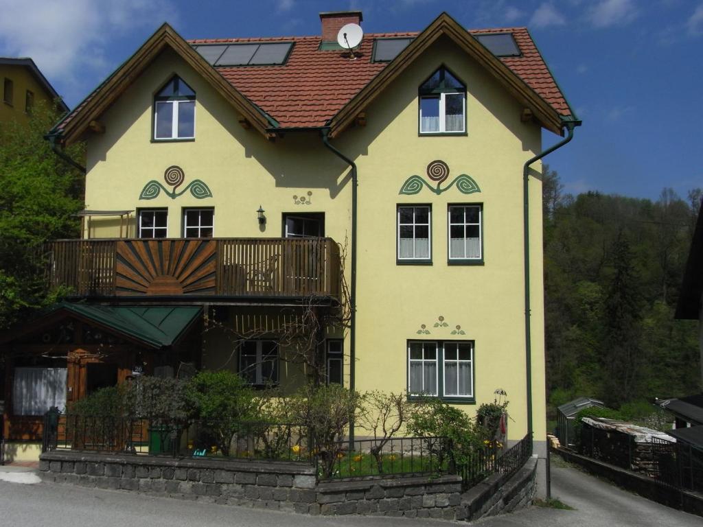 ein gelbes Haus mit Balkon darüber in der Unterkunft Zwettltalblick in Zwettl Stadt