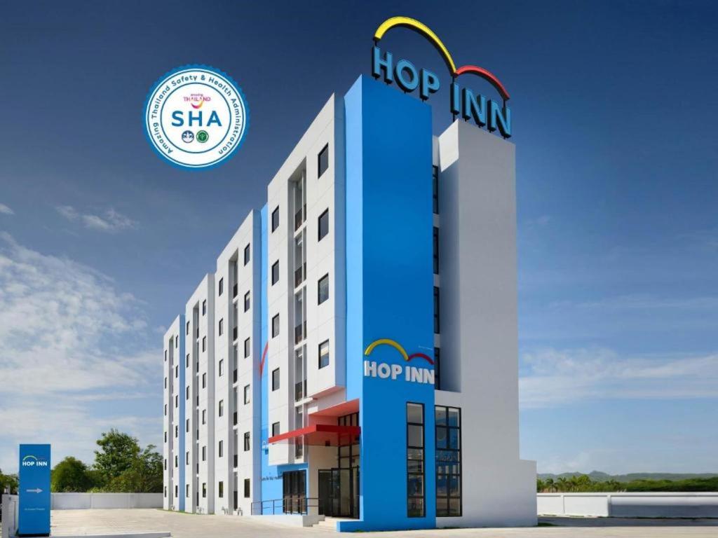 Hop Inn Chiang Mai Superhighway في شيانغ ماي: تقديم فندق مع لافتة الهوب ان
