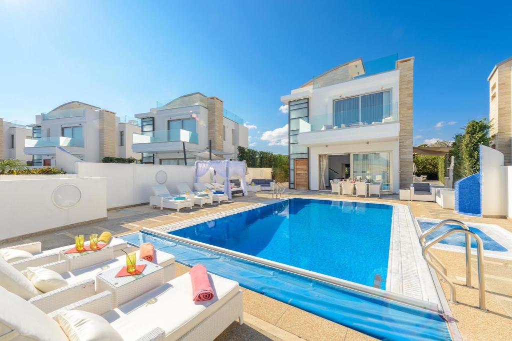 une villa avec une piscine et une maison dans l'établissement Villa Imperial, à Protaras