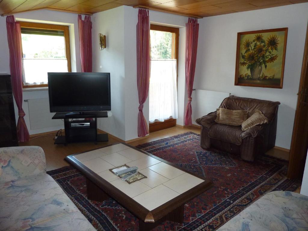 Televízia a/alebo spoločenská miestnosť v ubytovaní Haus Früh