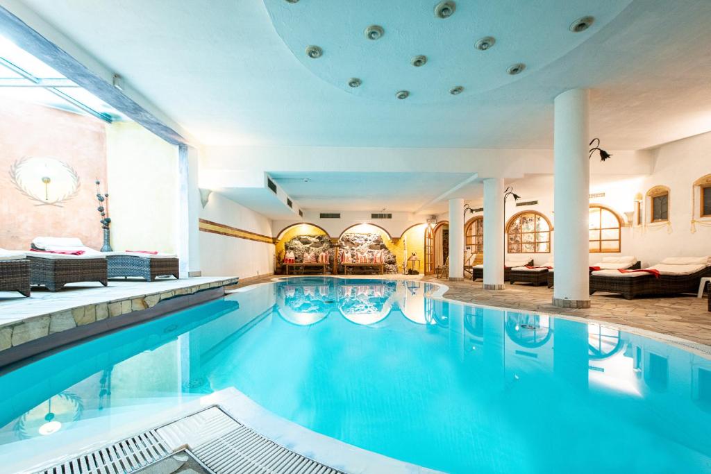 Bazén v ubytování Alphotel Stocker Alpine Wellnesshotel nebo v jeho okolí