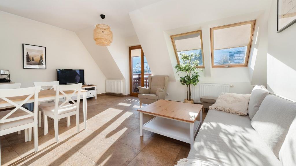 Televízia a/alebo spoločenská miestnosť v ubytovaní Apartamenty Sun & Snow Lipki Park Zakopane