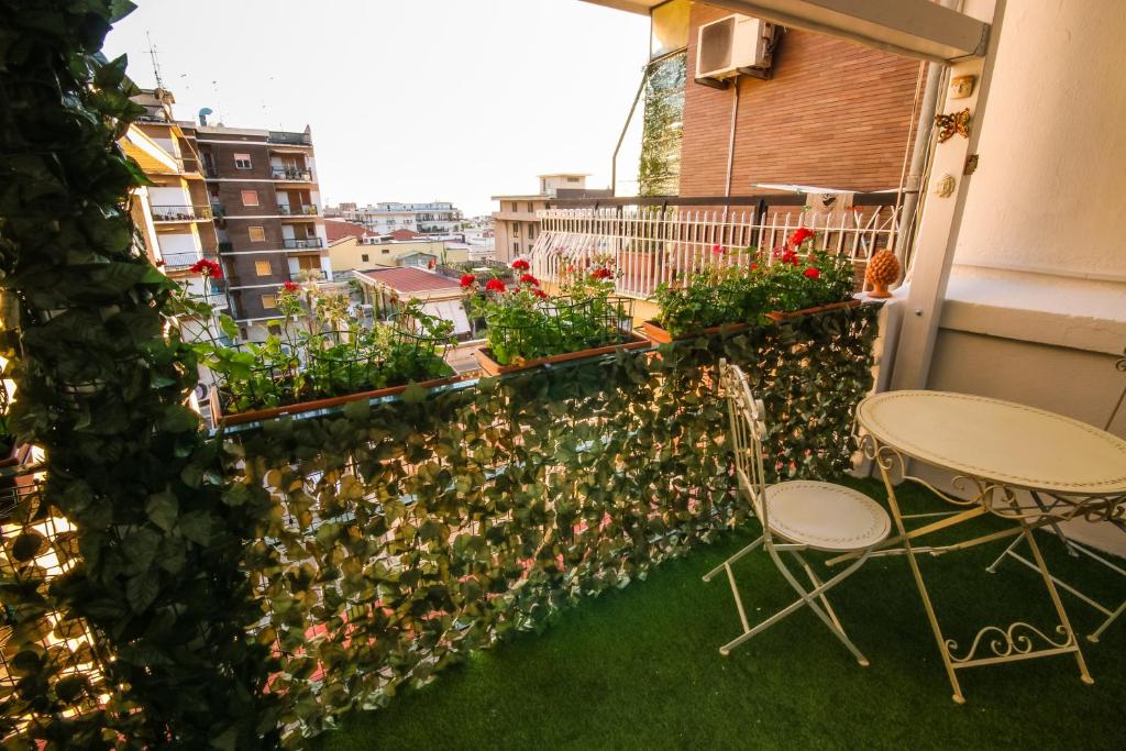 a balcony with a table and chairs and plants at 96 Guest House in Reggio di Calabria