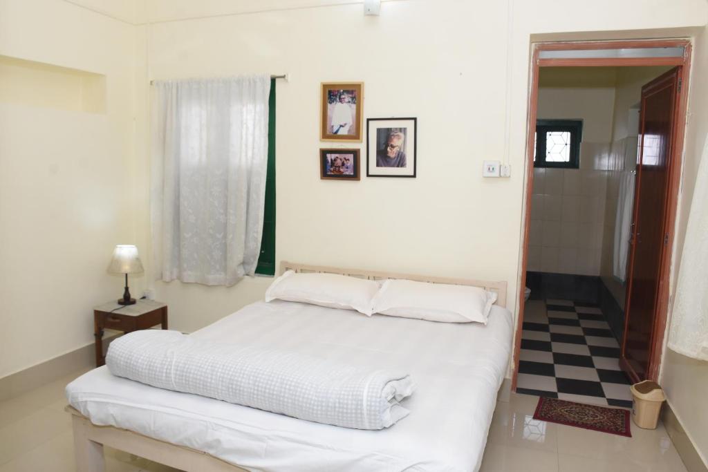Postel nebo postele na pokoji v ubytování Bhitey Homestay SIMANTAPALLY / SHANTINIKETAN
