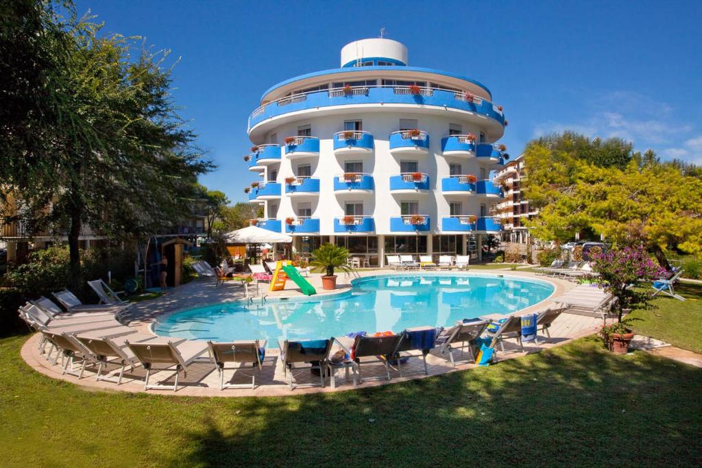 un hotel con piscina di fronte a un edificio di Hotel Playa Blanca a Duna Verde