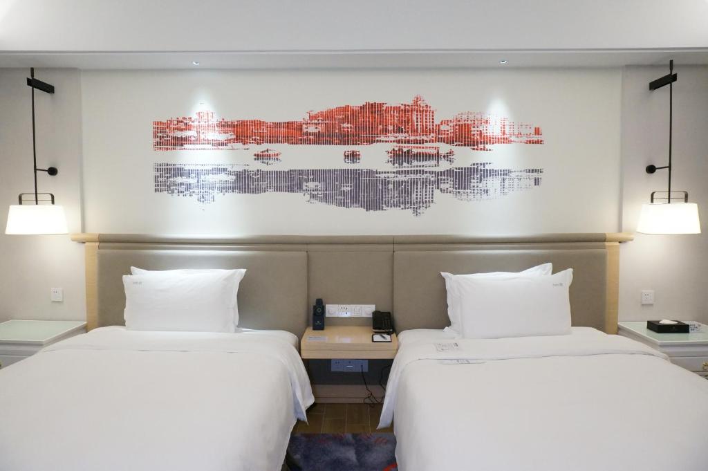 Postel nebo postele na pokoji v ubytování voco Guangzhou Shifu by IHG
