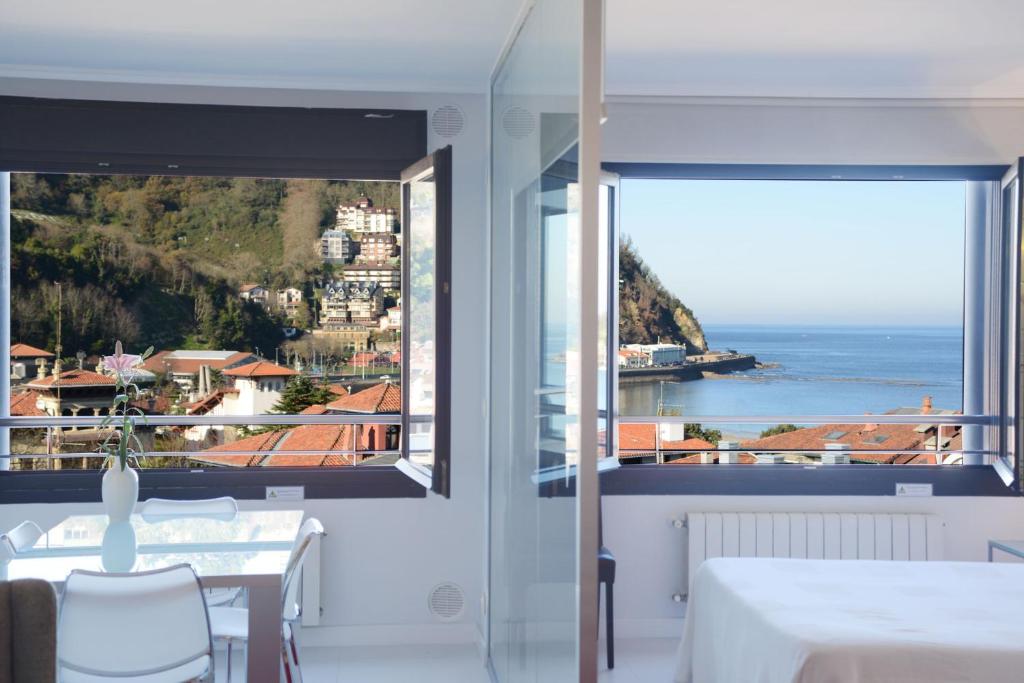 Cette chambre dispose d'une table et offre une vue sur l'océan. dans l'établissement Go Donosti Chillida, à Saint-Sébastien