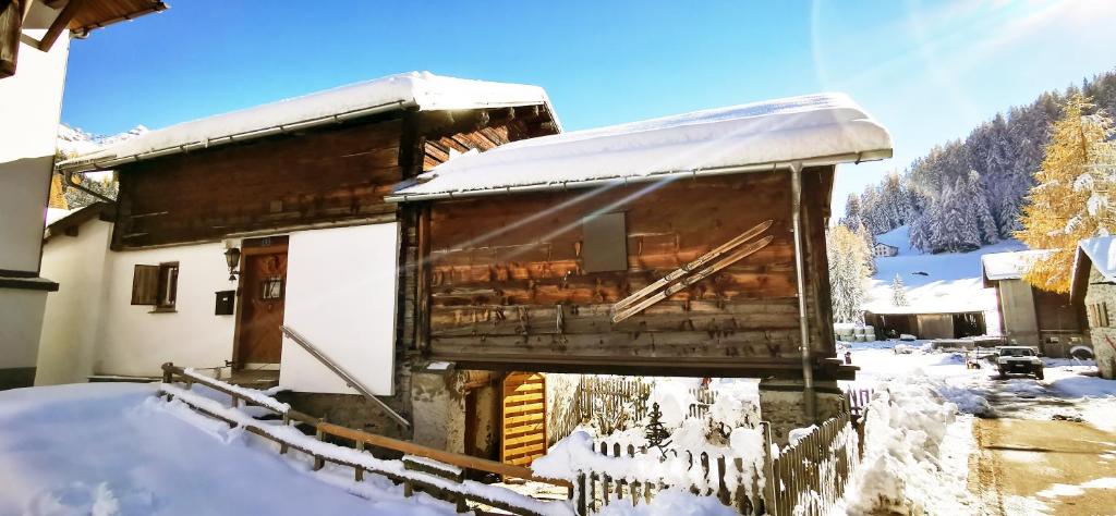 a log cabin in the snow with snow on the ground at CHARMANTES FERIENHAUS IM DORF MULEGNS in Mühlen