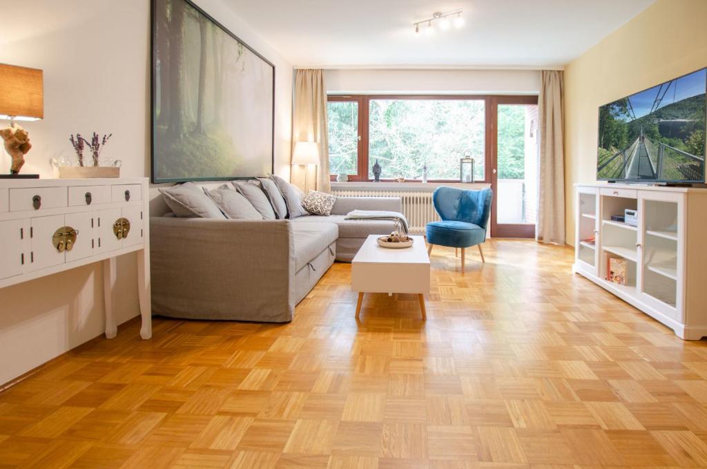 sala de estar con sofá y mesa en Ferienwohnung Amselnest en Bad Sachsa