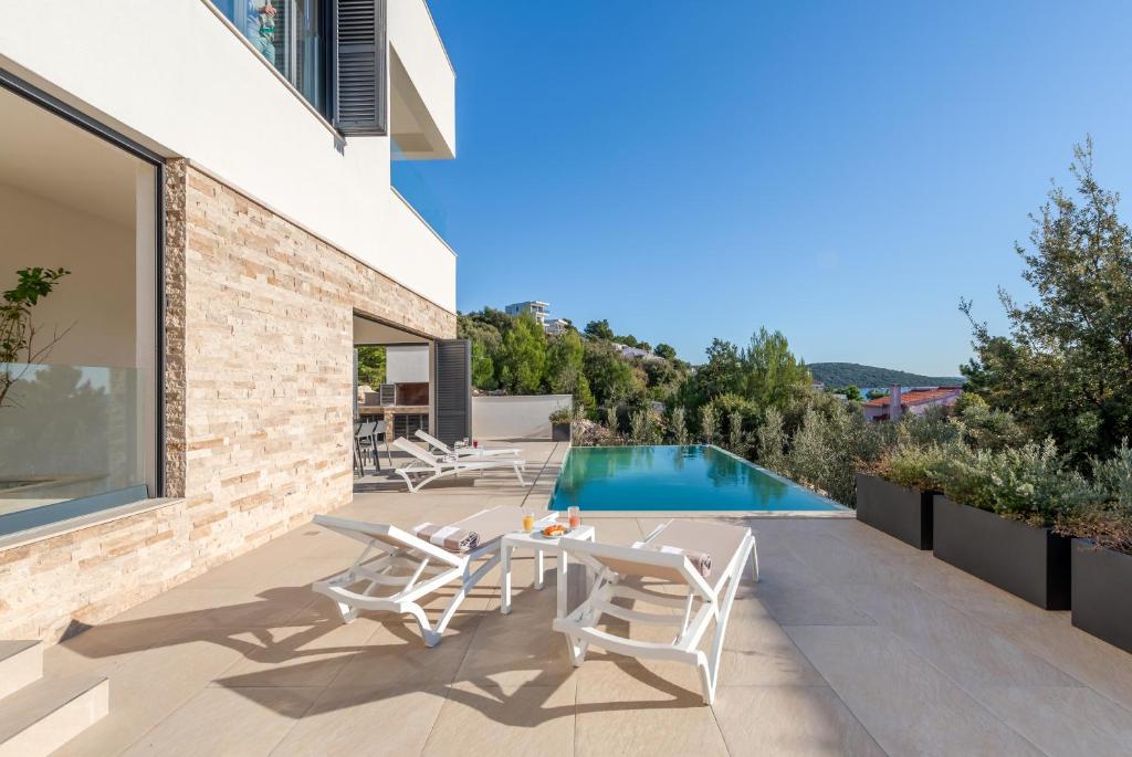 Bazén v ubytování Sea Bliss Luxury Villa - Sevid nebo v jeho okolí