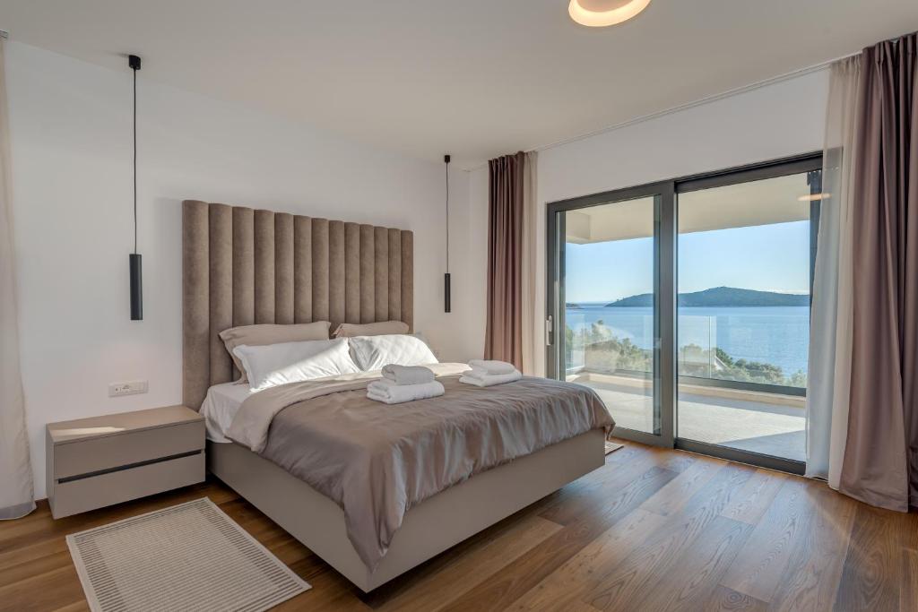 Postel nebo postele na pokoji v ubytování Sea Bliss Luxury Villa - Sevid