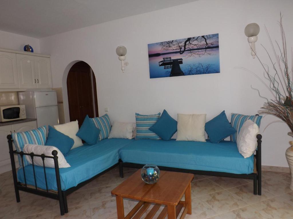 アルブフェイラにあるCasa Pinheiromarのリビングルーム(青いソファ、テーブル付)