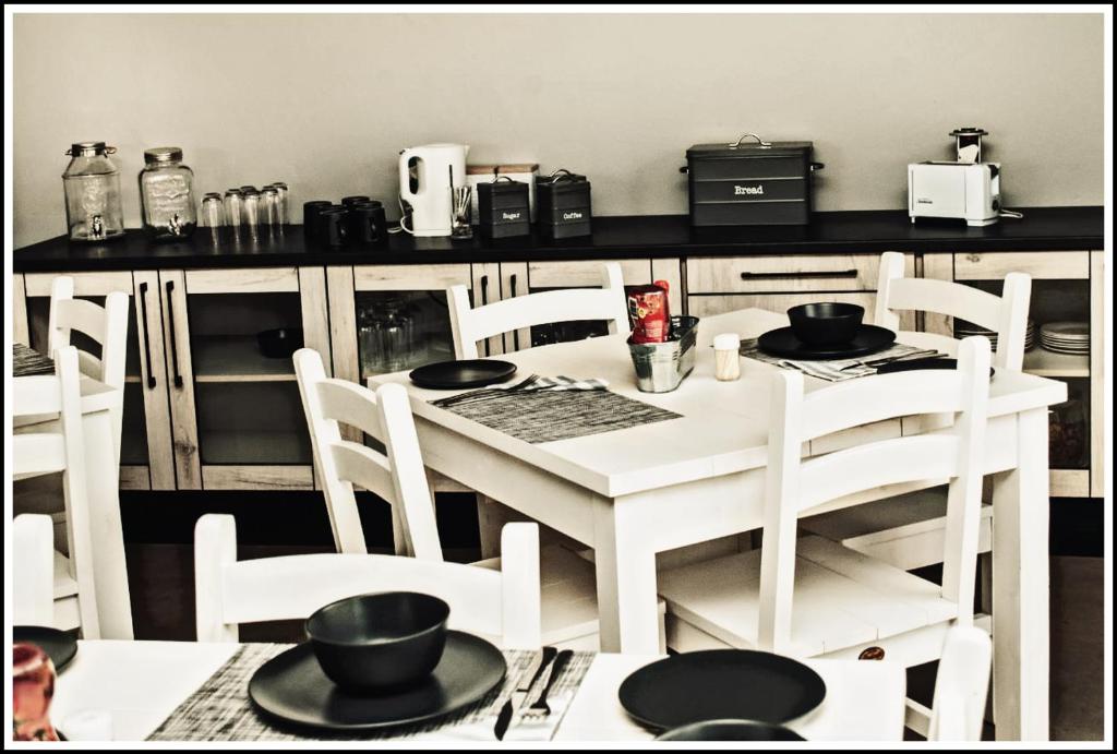 Příslušenství pro přípravu čaje a kávy v ubytování Madukwe Guesthouse